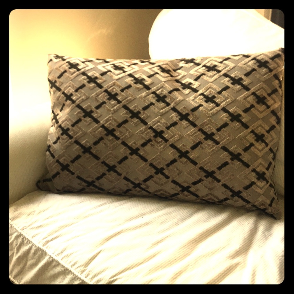 2 accessory pillows!